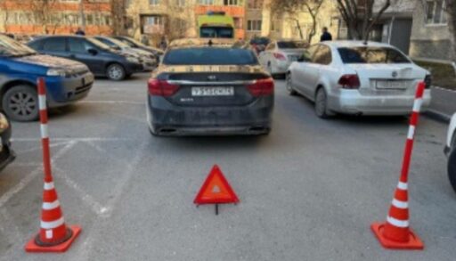 В тюменском дворе сбили 7-летнюю девочку на самокате