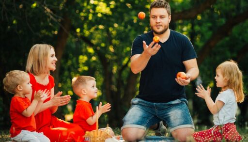 Папа жонглирует яблоками на глазах у детей и жены