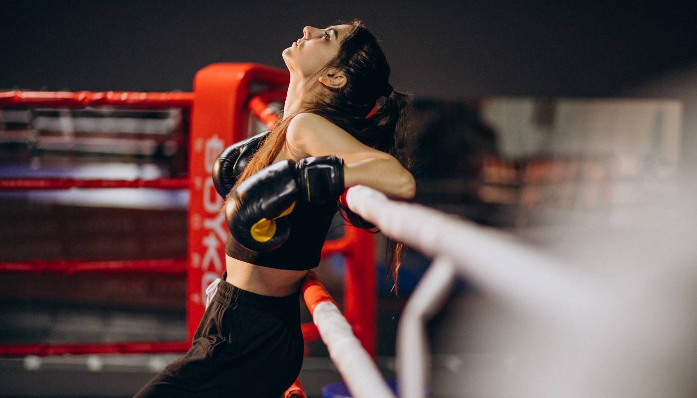 Молодая женщина-боксер отдыхает после боя