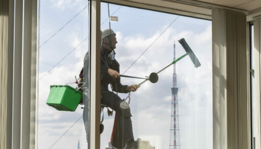 Мойка окон в высотном здании
