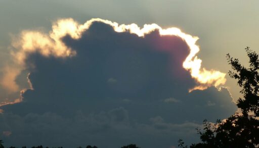 В Тюмень идет гроза со штормовым ветром