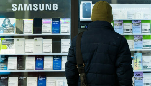 витрина, смартфоны, покупатель