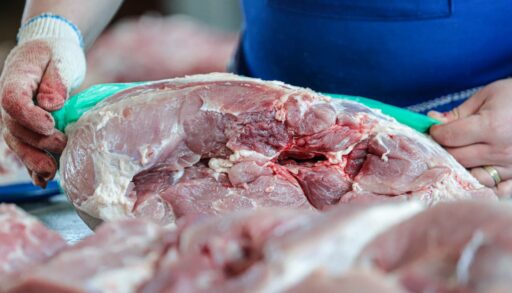 В трех тюменских кафе готовили блюда из подозрительного мяса