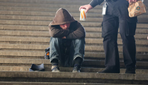 человек сидит на лестнице