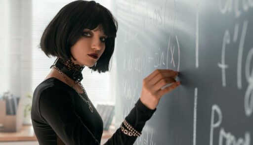 Девушка-гот пишет формулы на доске