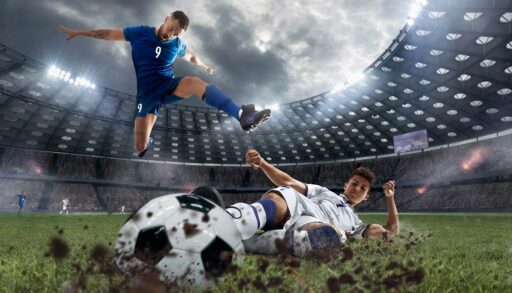 Футболисты на футбольном поле отрабатывают технику удара