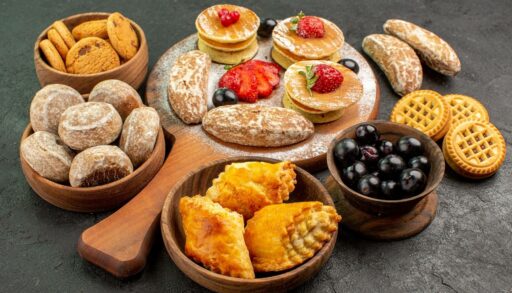 Печенье и пряники на деревянной доске и тарелках