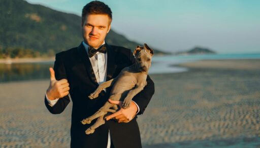 Красивый парень гуляет с собакой