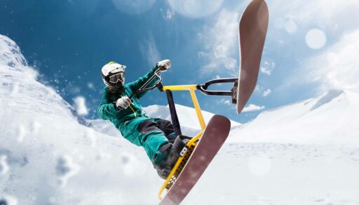 Сноубордист на снежном велосипеде