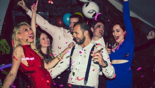 Дружеская компания отмечает праздник