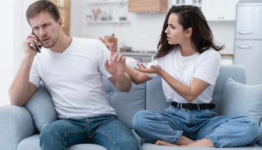 Рассерженная жена пытается разговаривать с мужем
