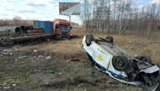 На тюменской трассе фура врезалась в патрульный автомобиль ДПС