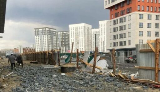 В Тюмени на стройплощадке на рабочего обрушилась кирпичная стена