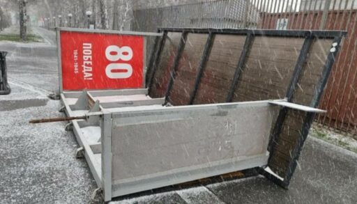 Непогода бушует: ветер в Тюмени перевернул остановку