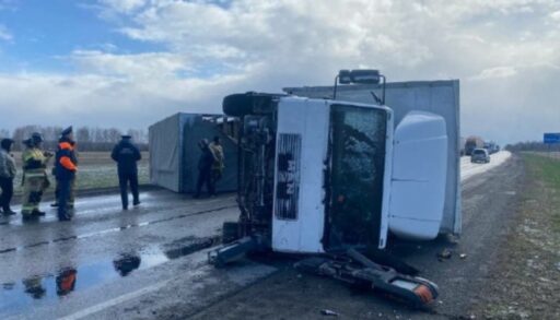 На тюменской трассе ураганный ветер перевернул груженную фуру