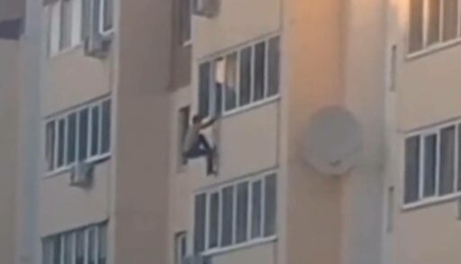 В Тюмени с балкона седьмого этажа выпал мужчина