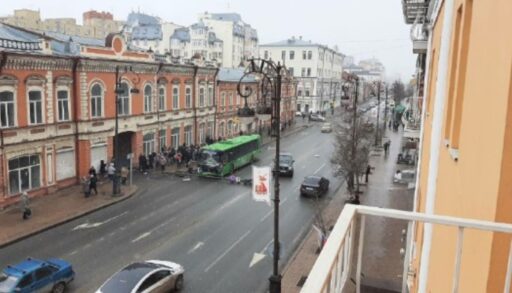 В центре Тюмени в городской автобус врезалась легковушка