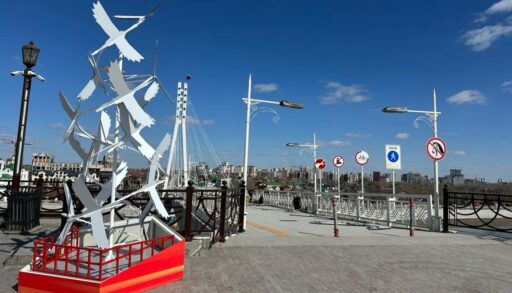 К 9 Мая в Тюмени поселились белые журавли