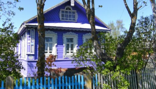 Дача дом за забором на дачном участке