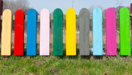 забор из разноцветных досок