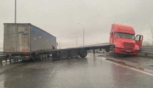На Обходе Тюмени в массовом ДТП пострадала пенсионерка: движение ограничено