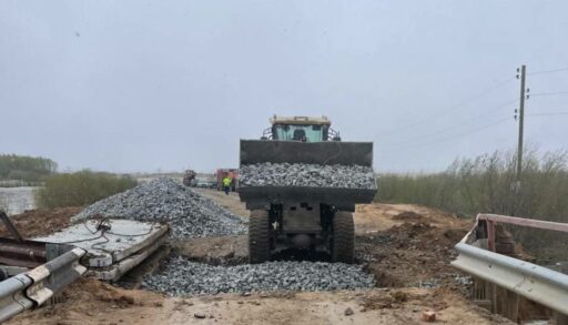 В тюменском селе Афонькино ведутся работы по укреплению моста для защиты от паводка