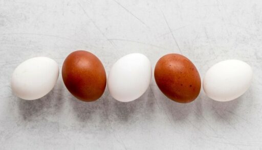 яйца с коричневой и белой скорлупой