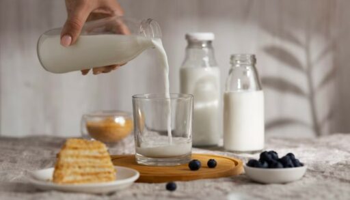 рука наливает молоко