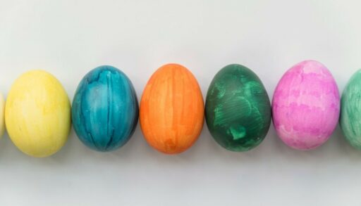 ряд разноцветных пасхальных яиц