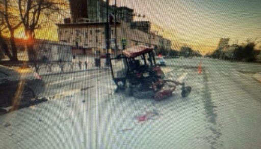 В Тюмени в утреннем ДТП с трактором пострадали 4 человека