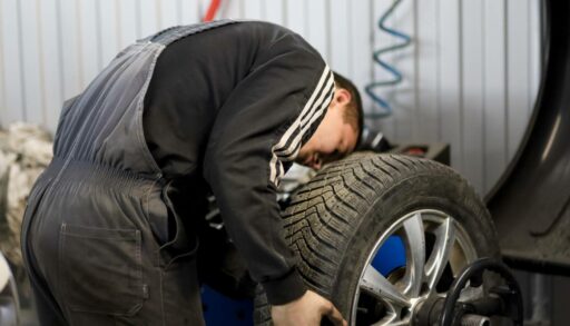В Тюмени цены на шиномонтаж весной выросли на 14-18% из-за инфляции