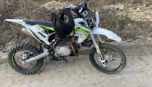 В тюменском селе школьник на питбайке врезался в столб