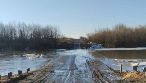 tn_378956_2cf7063b02a2Из-за паводка в Тюменской области перекрыли 15 дорог