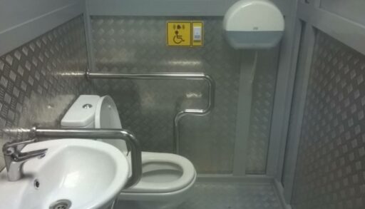 "Даже ёршик белый"! Московский блогер в шоке от тюменских туалетов