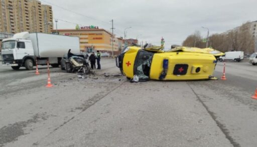 В Тюмени автомобиль BMW протаранил карету "скорой помощи"