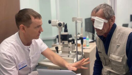 Тюменские медики провели рискованную операцию мужчине с застаревшей травмой глаза