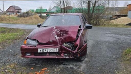 В Тюменской области подросток взял машину отца и врезался в фонарь