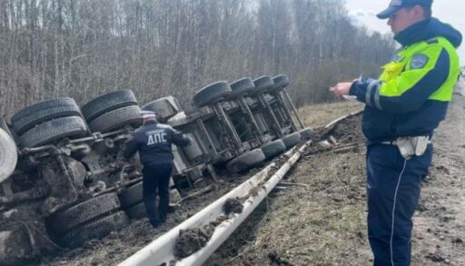 На тюменской трассе опрокинулся грузовик