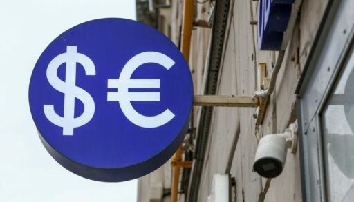 вывеска с символами доллара и евро