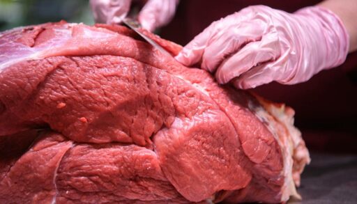 В двух тюменских кафе готовили блюда из опасного мяса