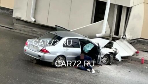 В Тюмени молодой бесправник врезался в "надземник" и сбежал, бросив раненого пассажира