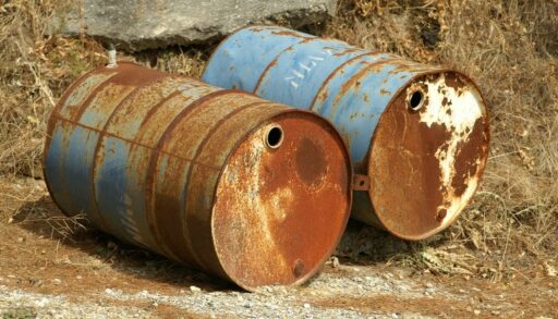 железные бочки на земле