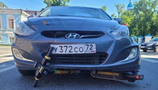 В центре Тюмени школьник на электросамокате попал под колеса иномарки