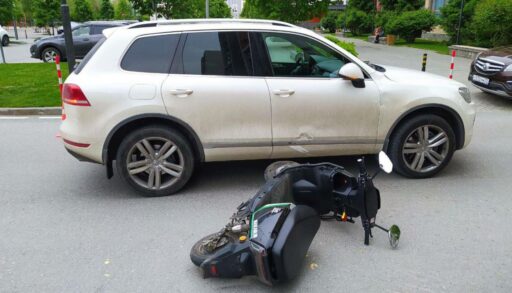 16-летний бесправник на электроскутере врезался в «Фольксваген»