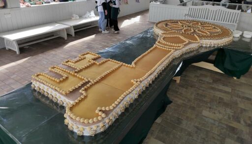 В Тобольске испекли гигантский торт-ключ