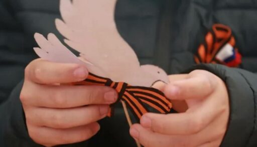 ак правильно носить георгиевскую ленту? Информируют тюменцев «Волонтеры Победы»