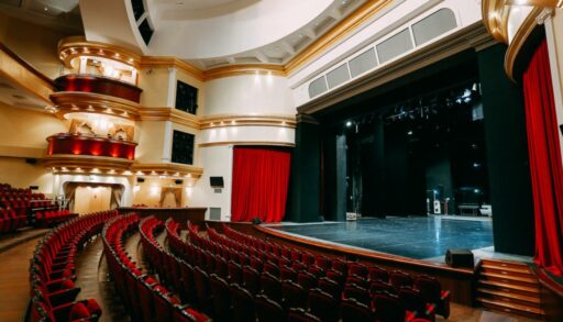 Актеры Тюменского драмтеатра требуют вернуть директора Сергея Осинцева