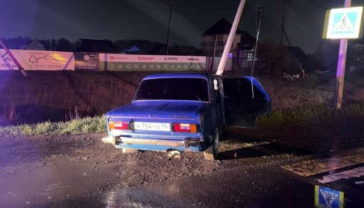 На трассе под Тюменью компания молодежи на легковушке врезались в столб