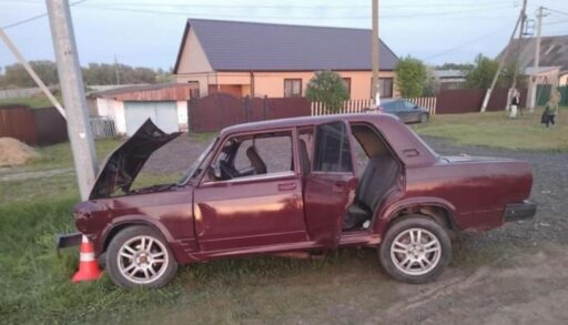 В тюменском селе компания молодежи на легковушке врезалась в опору ЛЭП