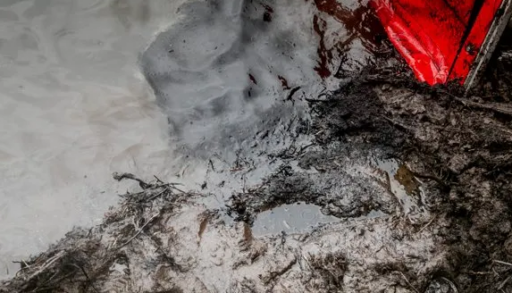 В Тюменской области из-за незаконной врезки в трубопровод произошёл разлив нефти